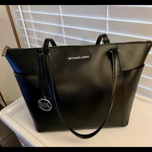 Michael Kors Large Jet Set Tote. Saffiano leather.